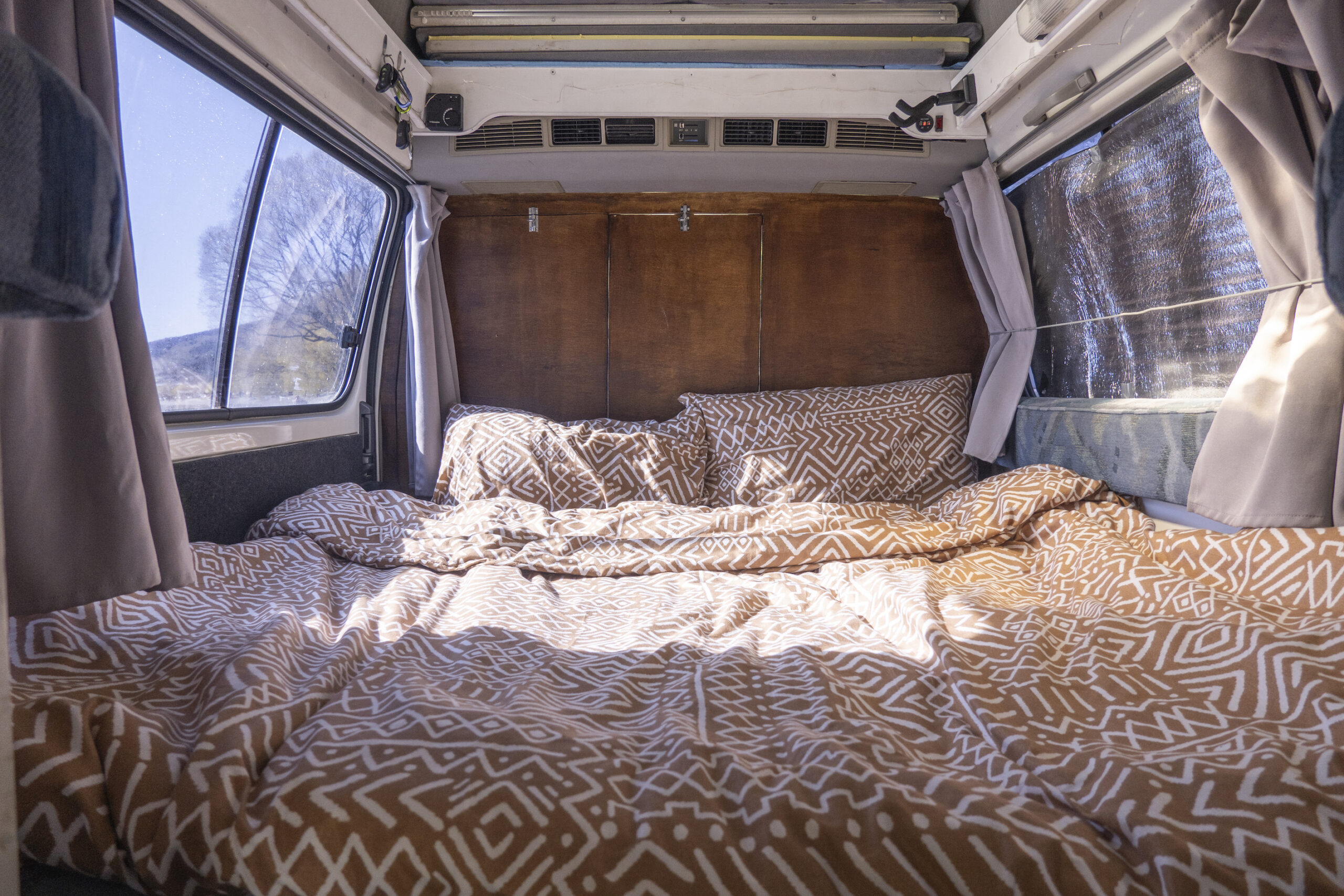 Toyota Hiace 1994 | High Roof | Solar Panel | Roof Rack