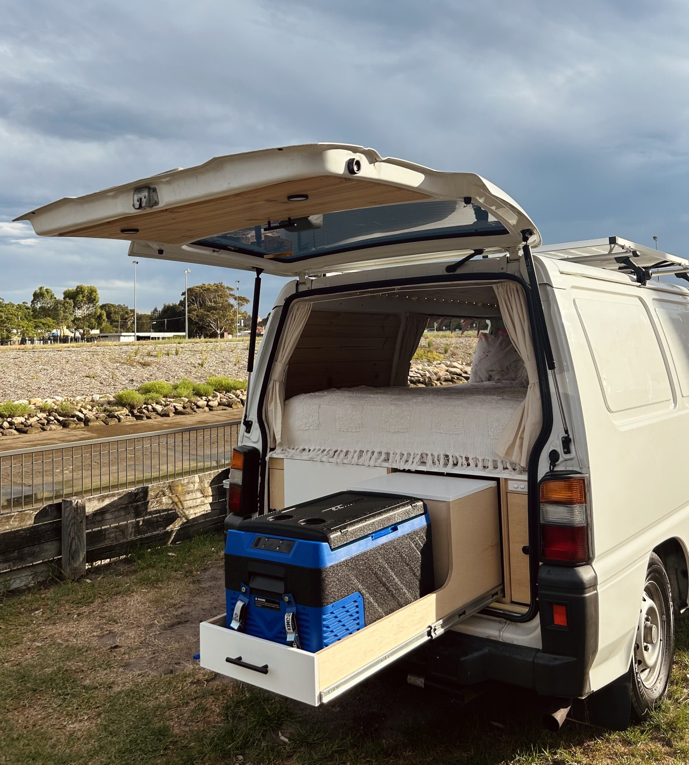Mitsubishi Express Van