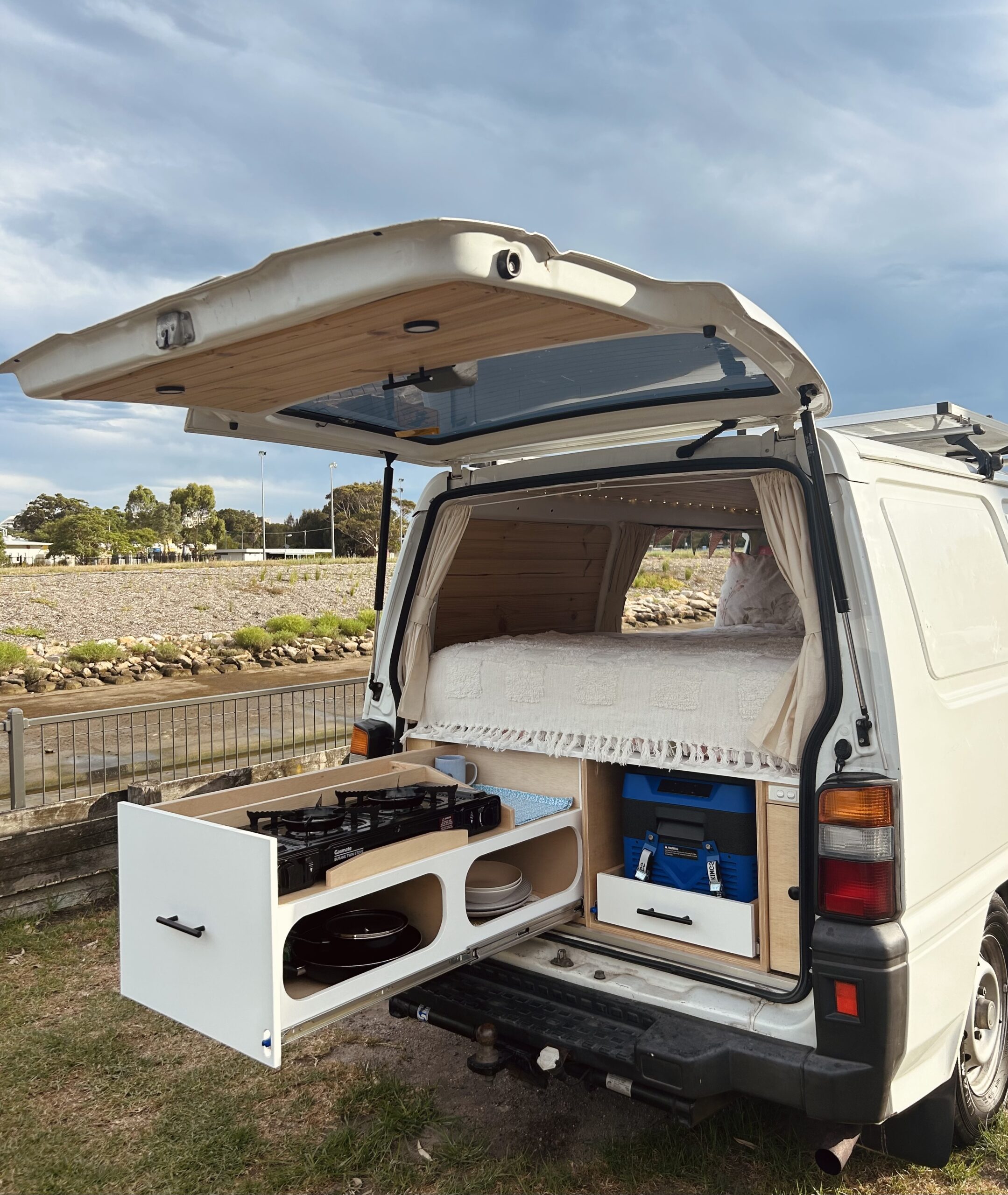 Mitsubishi Express Van