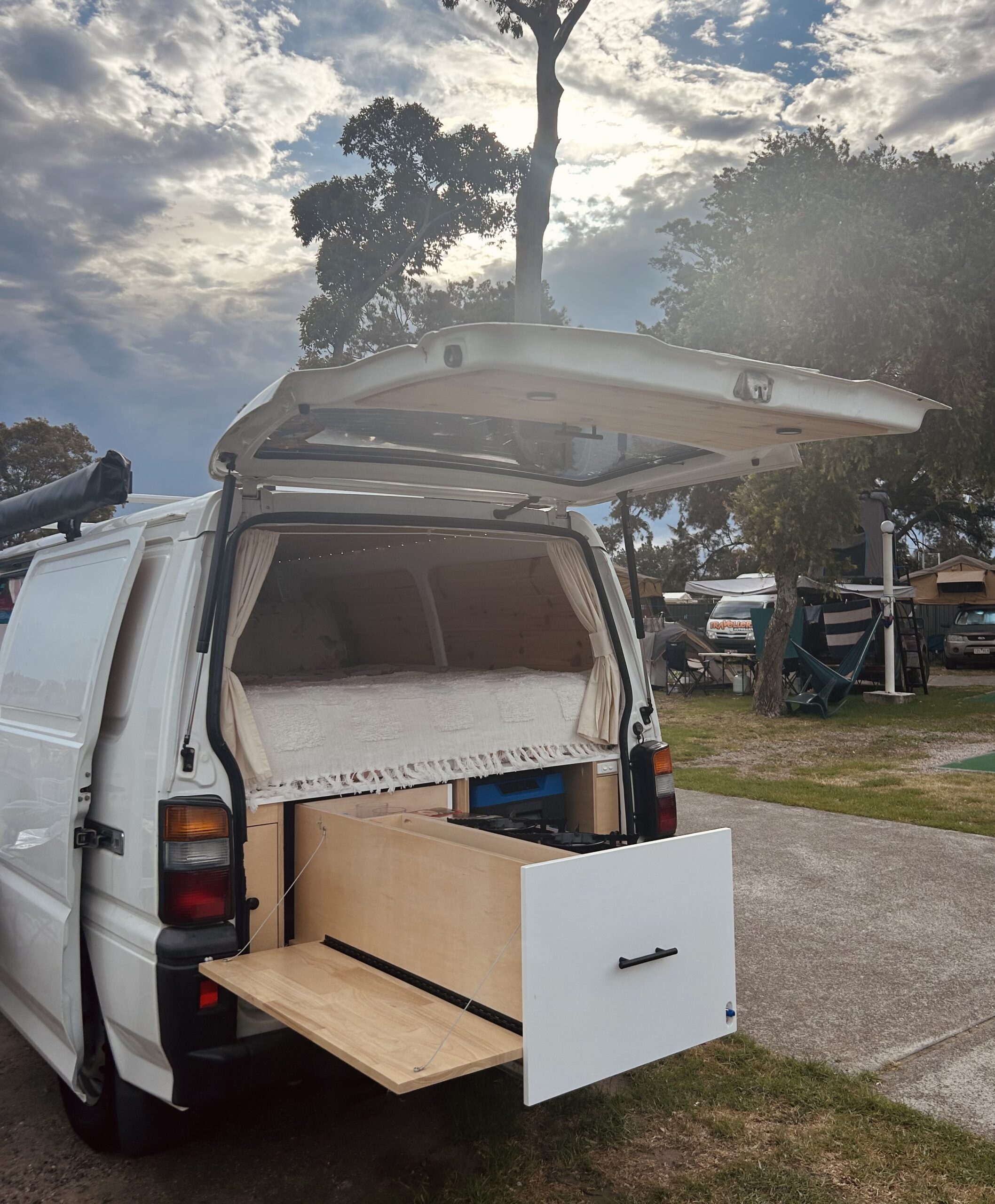 Mitsubishi Express Van