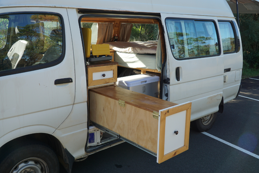 FULLY EQUIPPED AUTOMATIC 2002 TOYOTA HIACE