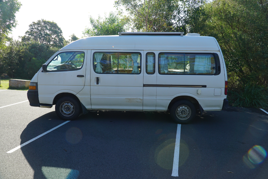 FULLY EQUIPPED AUTOMATIC 2002 TOYOTA HIACE