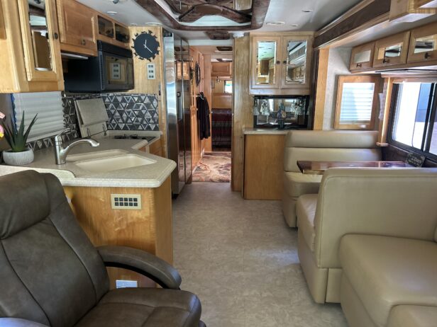 2004 Foretravel U295