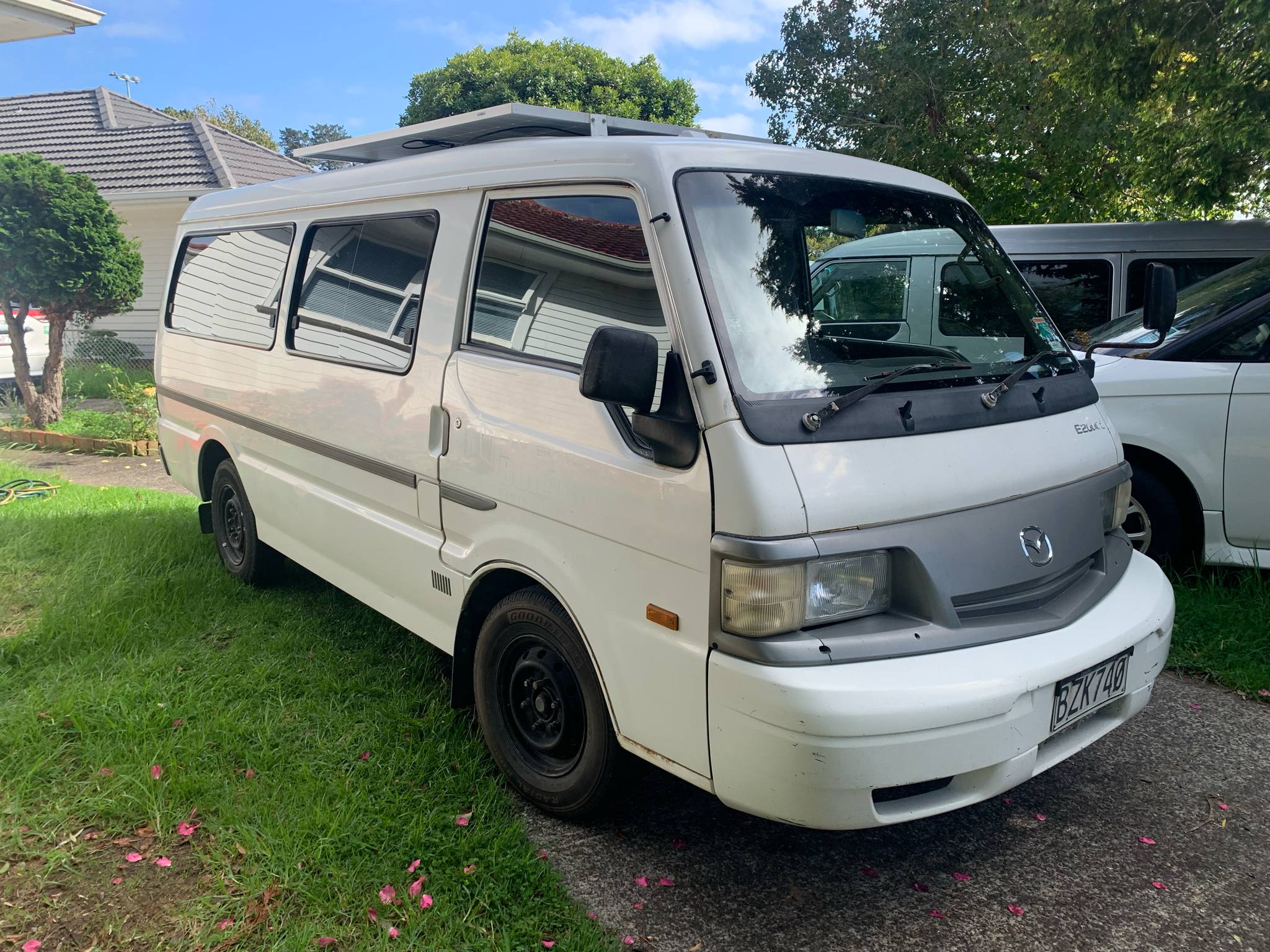 Mazda E2000 Maxi Self-Contained