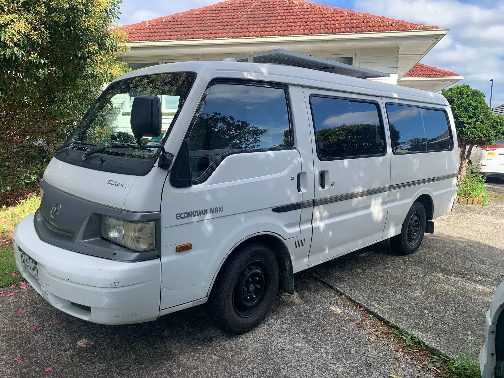 Mazda E2000 Maxi Self-Contained