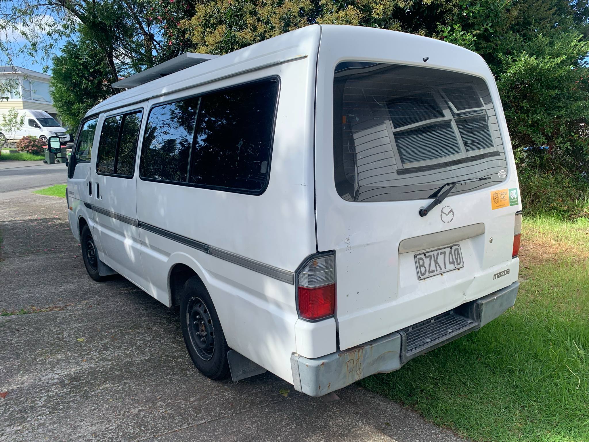 Mazda E2000 Maxi Self-Contained