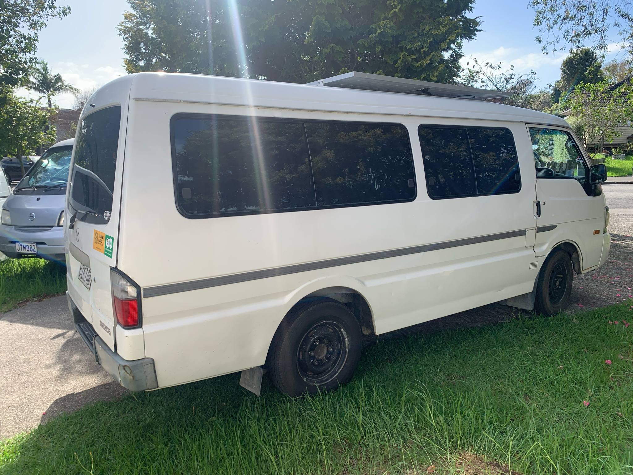 Mazda E2000 Maxi Self-Contained
