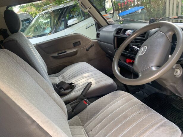 Mazda E2000 Maxi Self-Contained