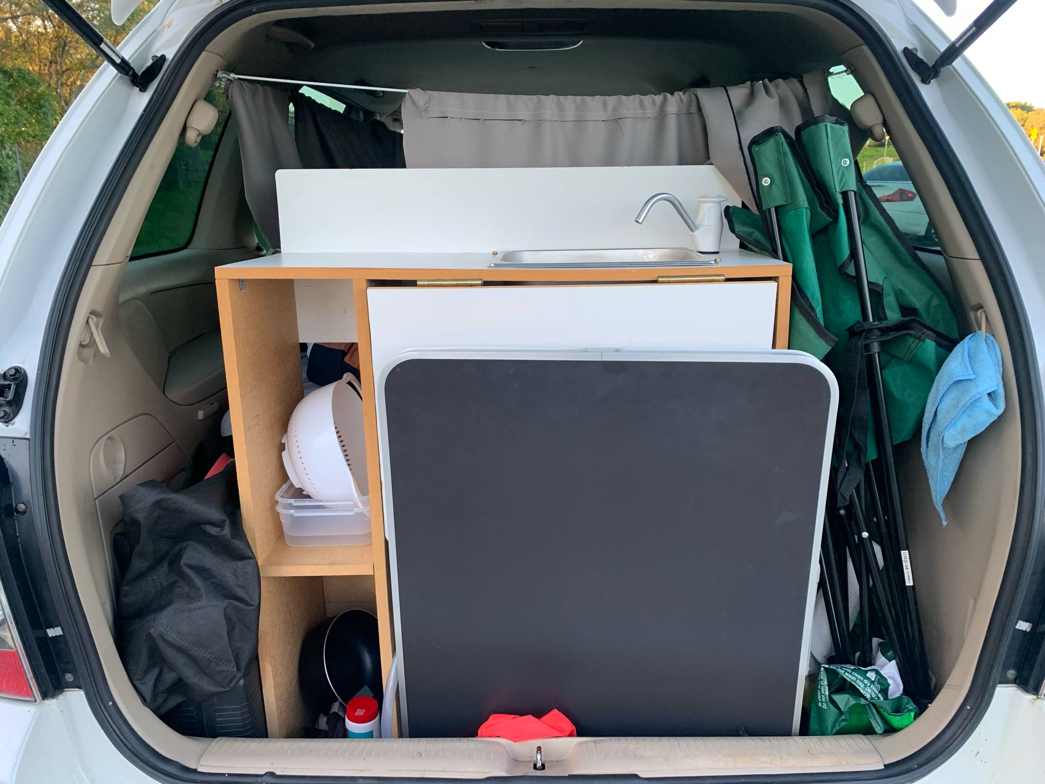 Mazda MPV 2004 Self-Contained