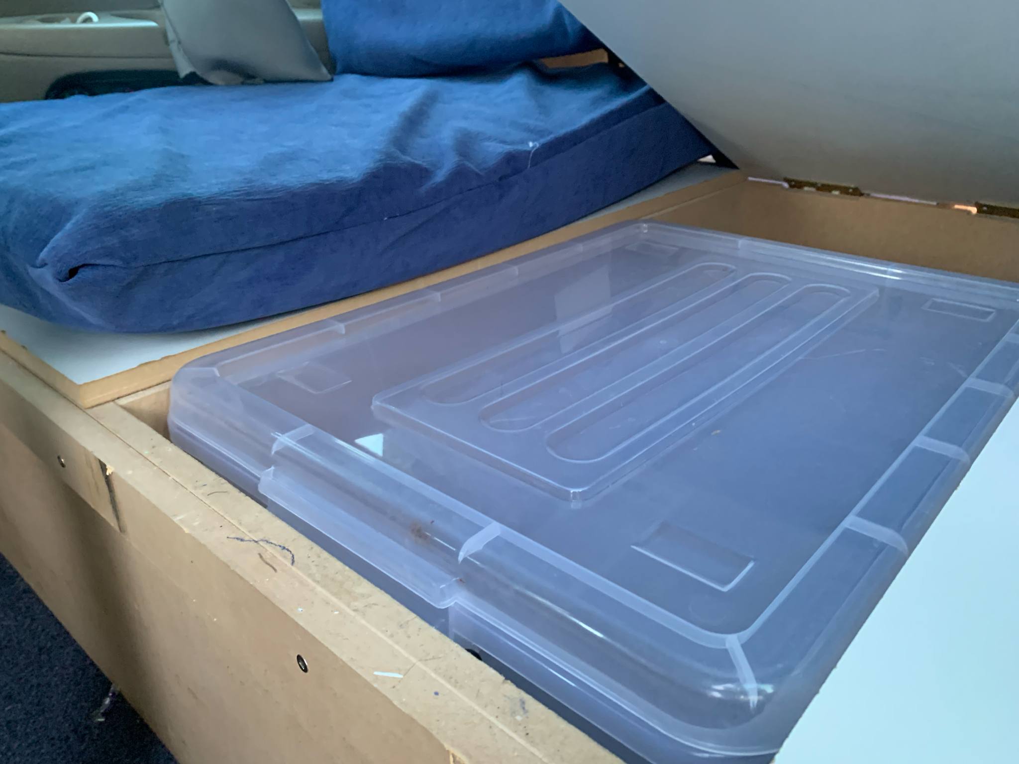 Mazda MPV 2004 Self-Contained